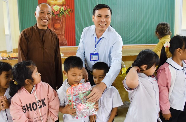 Ban Từ thiện: Tặng quà Trung Thu cho các em học sinh ở Đắk Som, Đăk Nông